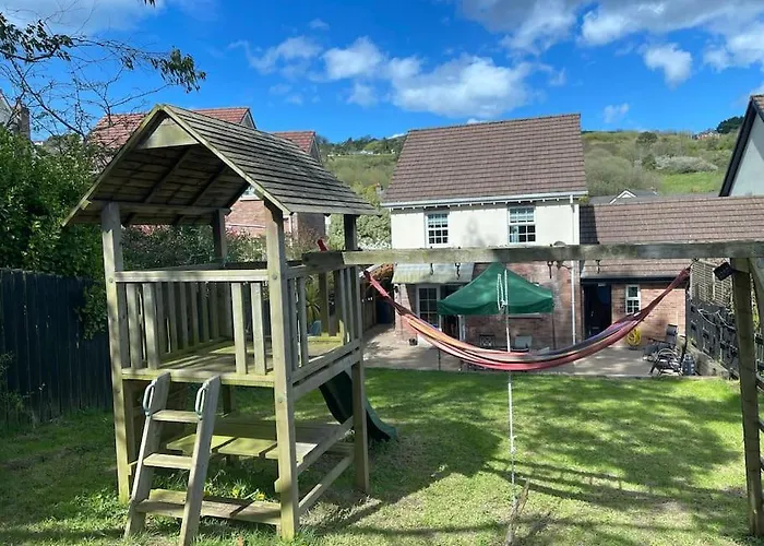 Spacious 4 Bedroom House With Large Garden