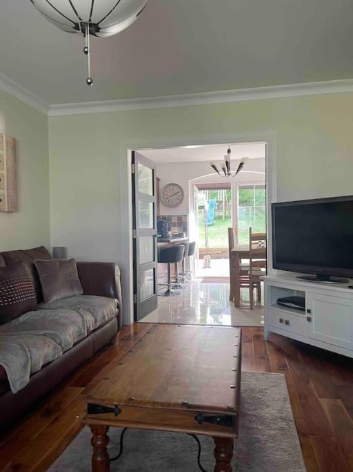 Spacious 4 Bedroom House With Large Garden Holiday home Belfast