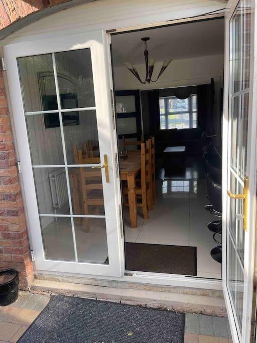 Holiday home Spacious 4 Bedroom House With Large Garden *