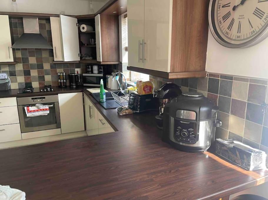 Spacious 4 Bedroom House With Large Garden * Belfast