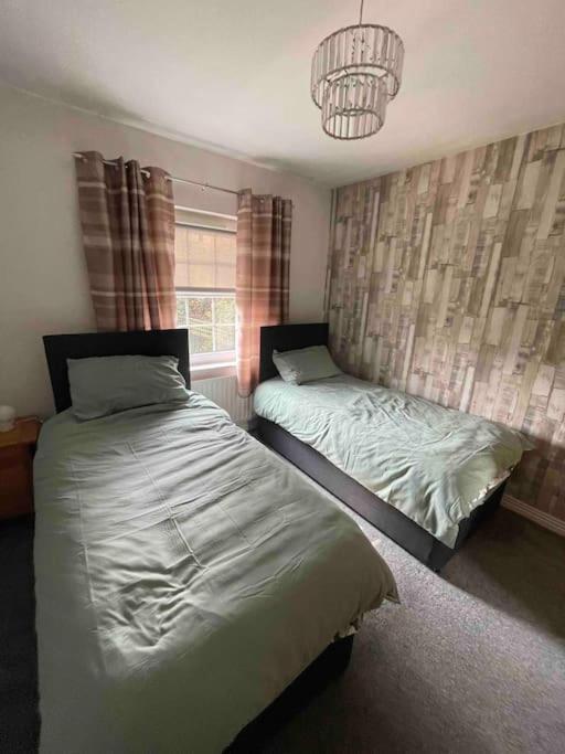 Spacious 4 Bedroom House With Large Garden *