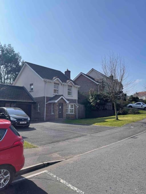 Holiday home Spacious 4 Bedroom House With Large Garden *