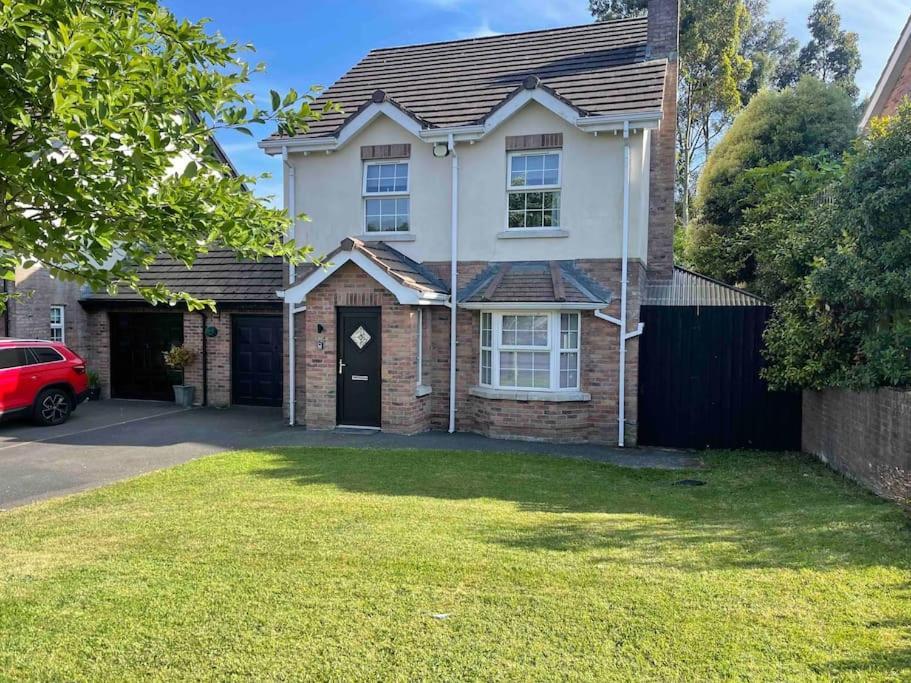 Spacious 4 Bedroom House With Large Garden Holiday home *