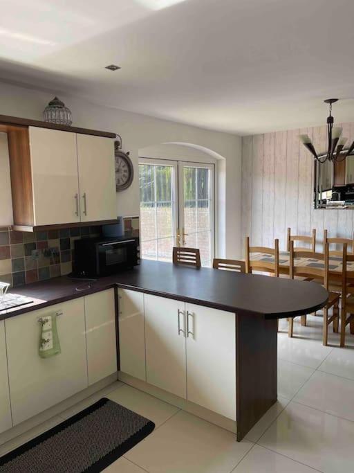 Spacious 4 Bedroom House With Large Garden Ferienhaus *