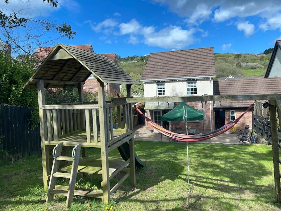 Spacious 4 Bedroom House With Large Garden *