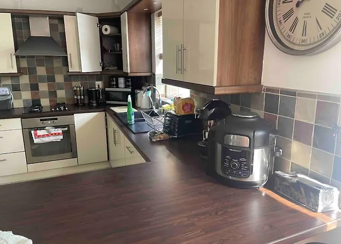 Spacious 4 Bedroom House With Large Garden